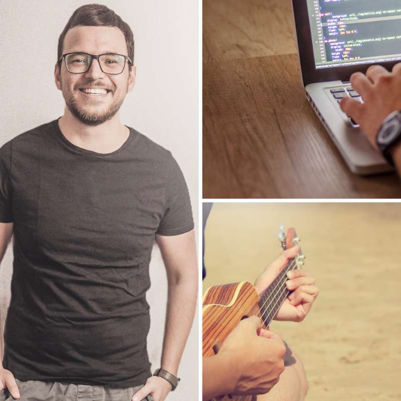 Søskendesign Lars Scheele Webdesign Hofheim Ingelheim Søskendesign - Lars Scheele lächelt vor weißem Hintergrund, Laptop mit Codes zu sehen und Hand die Gitarre spielt