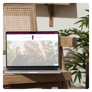 Modernes Webdesign für einen Friseursalon aus Ingelheim, Landkreis Mainz-Bingen – erstellt von Søskendesign.